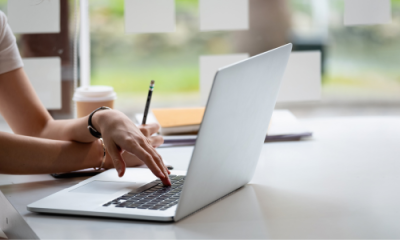 persona davanti al computer